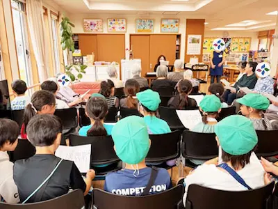 グループホーム朝風 子どもたちを招いた催しを一緒に鑑賞する入居者のみなさん